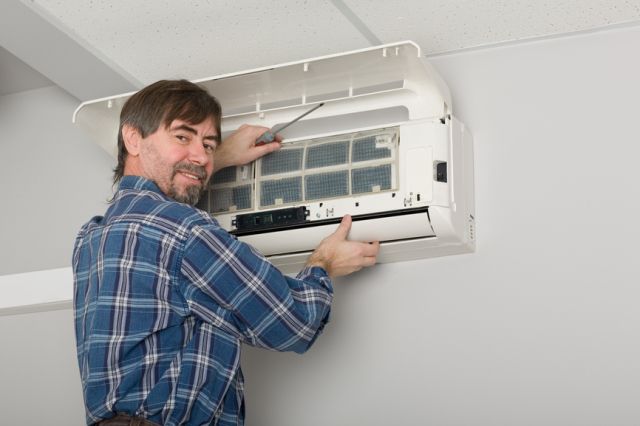 Koop een airconditioner voor een appartement en hoeveel kost het aan de hand van het voorbeeld van vloer- en mobiele airconditioners zonder luchtkanaal