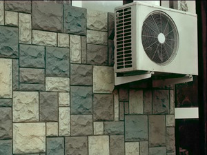 Air conditioner sa maaliwalas na harapan ng bahay