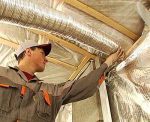 Installatie van een ventilatiekanaal in de kelder