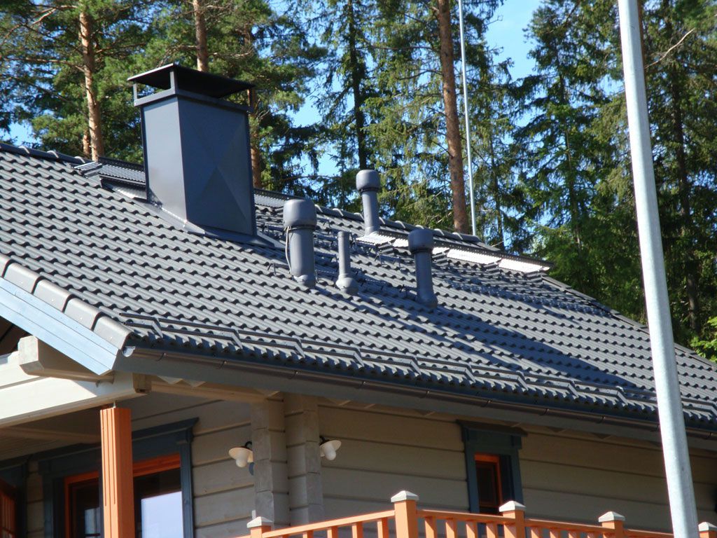 Ventilatiebuizen op het dak van een woongebouw