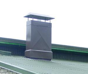 Metalen box voor ventilatie op het dak van het huis