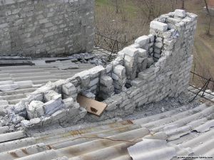 vernielde ventilatieschachten van een woongebouw