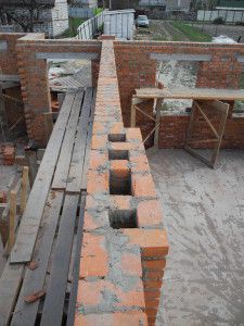 conducto de ventilación de ladrillo para dar servicio a dos habitaciones