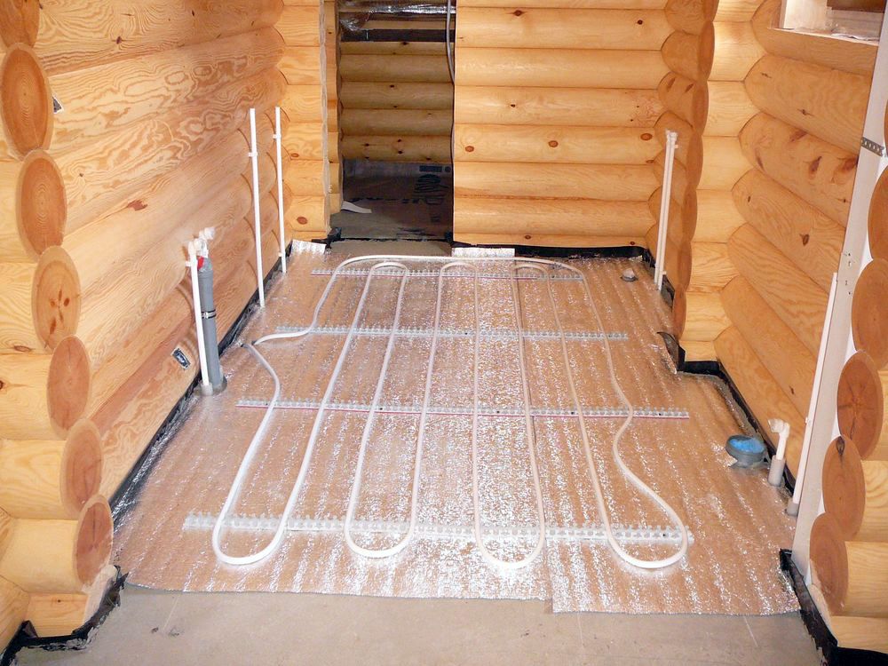 Water underfloor heating, as an alternative to the classic heating scheme in a wooden house