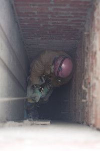 un trabajador desciende a grandes minas con equipo especial