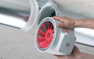 Ventilator ontworpen voor installatie in het gebied van de pijpverbinding